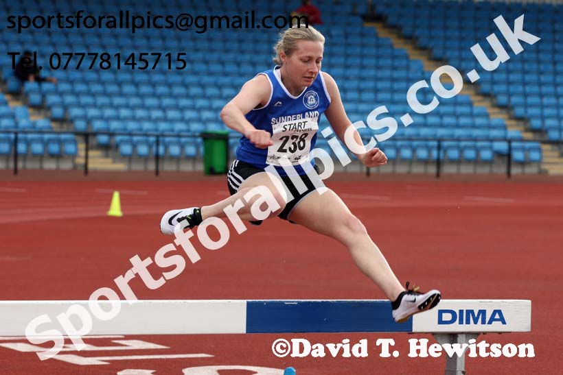 Senior womens 2000 metres steeplechase, Northern Senior and Under-20s Champs., SportsCity, Manchester. Photo: David T. Hewitson/Sports for All Pics